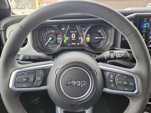 Used 2025 Jeep Wrangler Unlimited Sahara image 8