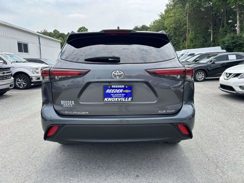Used 2024 Toyota Highlander XLE AWD/4WD image 4