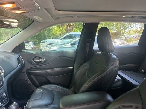 Used 2019 Jeep Cherokee Trailhawk AWD/4WD image 18