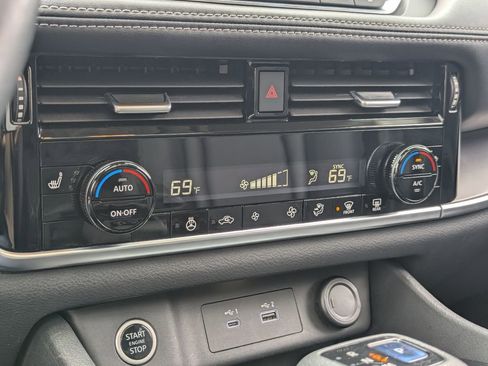 Used 2022 Nissan Rogue SV w/ SV Premium Package image 19