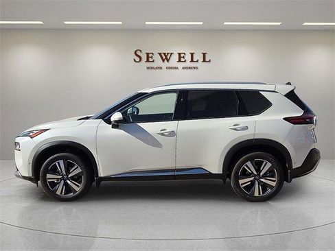 Used 2023 Nissan Rogue Platinum image 2