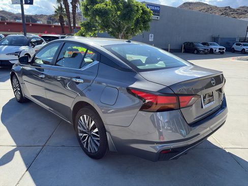 Used 2024 Nissan Altima 2.5 SV w/ SV Premium Package image 4