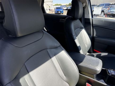 Used 2025 Kia Sportage EX FWD image 25