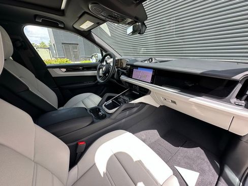 Used 2025 Porsche Cayenne S image 38