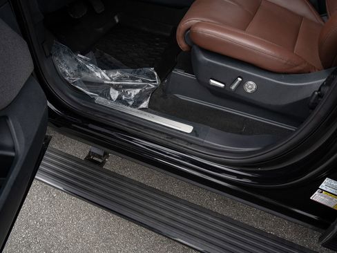 Used 2025 Lincoln Navigator L Reserve image 32