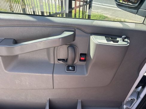 Used 2018 Chevrolet Express 2500 w/ Driver Convenience Package RWD image 9