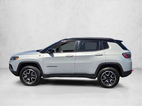 Used 2024 Jeep Compass Trailhawk AWD/4WD image 9