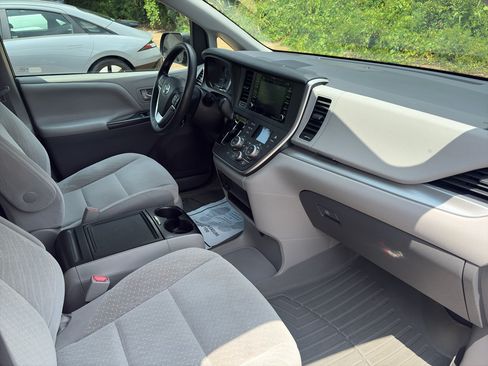 Used 2020 Toyota Sienna LE w/ LE Preferred Package FWD image 13