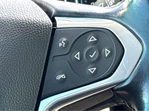 Used 2021 Chevrolet Traverse LT image 16