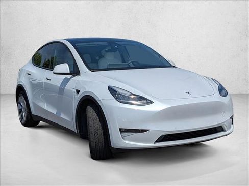 Used 2022 Tesla Model Y Long Range AWD/4WD image 3