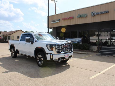 Used 2025 GMC Sierra 2500 Denali w/ Denali Reserve Package AWD/4WD image 4