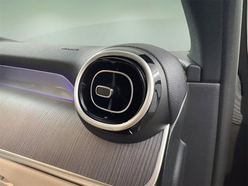 Used 2025 Mercedes-Benz GLC 300 image 23