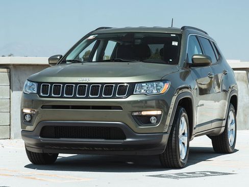 Used 2019 Jeep Compass Latitude image 4