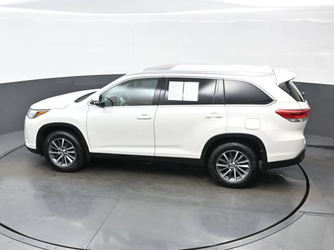Used 2019 Toyota Highlander XLE AWD/4WD image 39