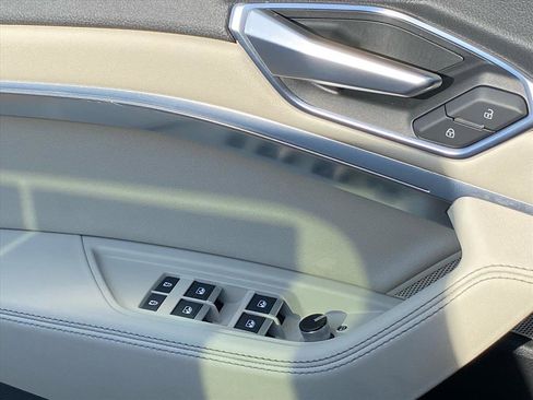 Used 2022 Audi e-tron Premium w/ Convenience Plus Package image 18