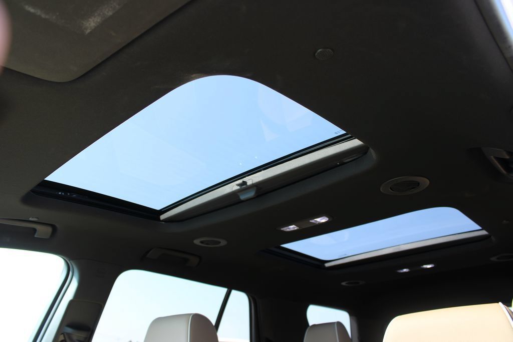 Used 2023 Chevrolet Traverse Premier FWD image 66