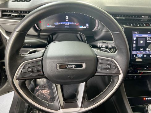 Used 2022 Jeep Grand Cherokee Laredo w/ Luxury Tech Group I image 11