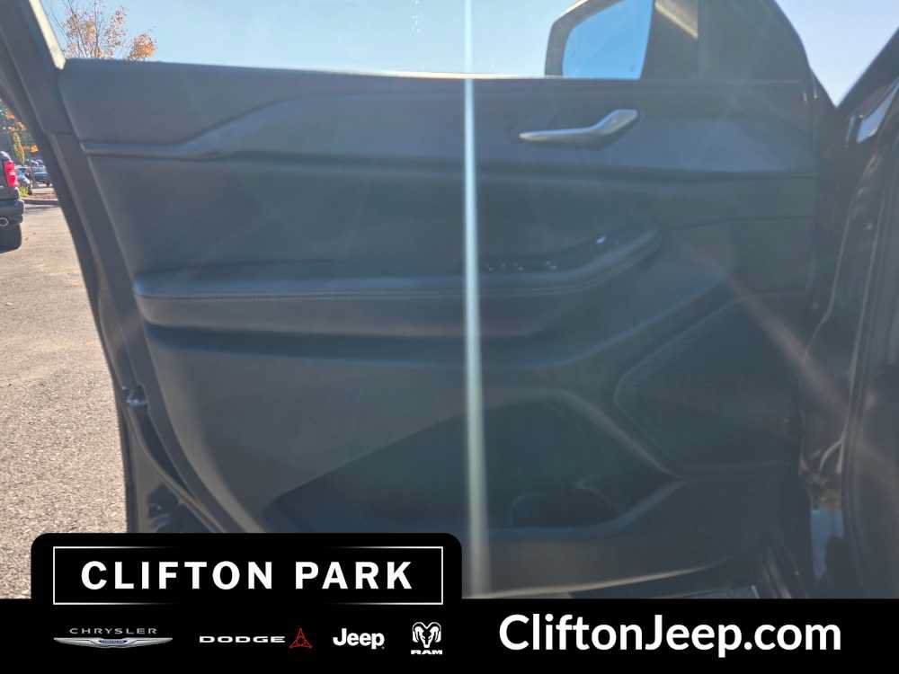 Used 2023 Jeep Grand Cherokee Laredo AWD/4WD image 9