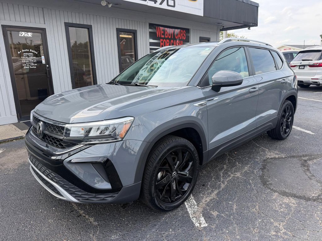 Used 2023 Volkswagen Taos SE w/ Panoramic Sunroof Package AWD/4WD image 2