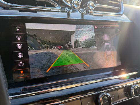 Used 2023 Bentley Bentayga Extended Wheelbase image 44