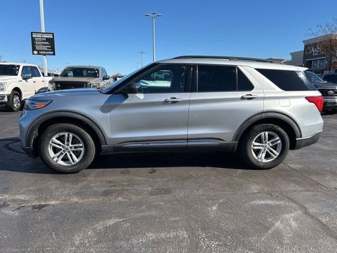 Used 2020 Ford Explorer XLT image 2