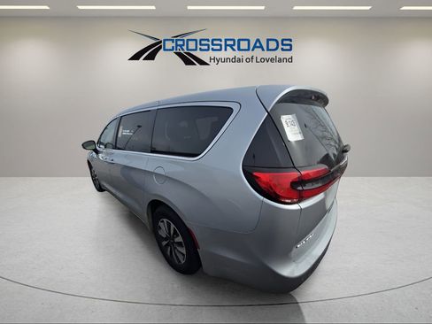 Used 2024 Chrysler Pacifica Select image 6