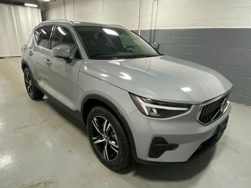 Used 2025 Volvo XC40 B5 Core image 4