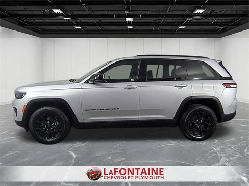 Used 2024 Jeep Grand Cherokee Altitude image 5