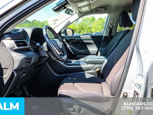 Used 2025 Toyota Highlander LE FWD image 18