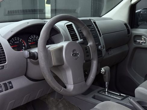 Used 2010 Nissan Frontier SE image 16