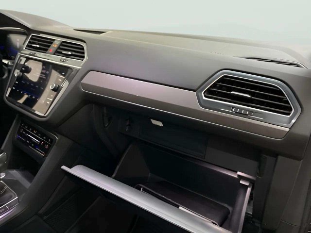 Used 2023 Volkswagen Tiguan SE w/ Panoramic Sunroof Package FWD image 87