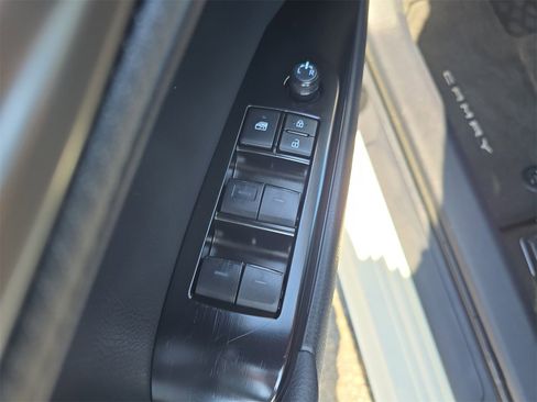 Used 2025 Toyota Camry SE w/ Convenience Package image 13