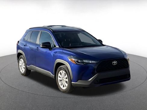 Used 2025 Toyota Corolla Cross LE image 3