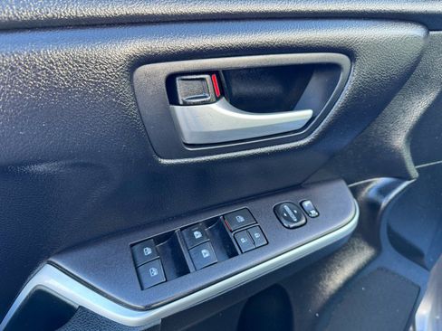 Used 2017 Toyota Camry SE image 11