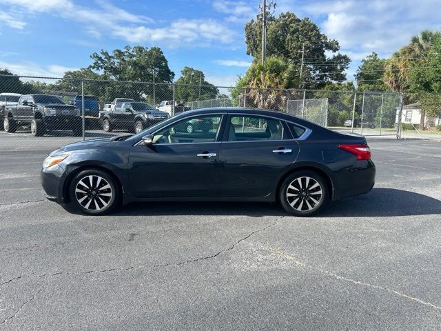 Used 2017 Nissan Altima 2.5 SV w/ Convenience Package FWD image 2