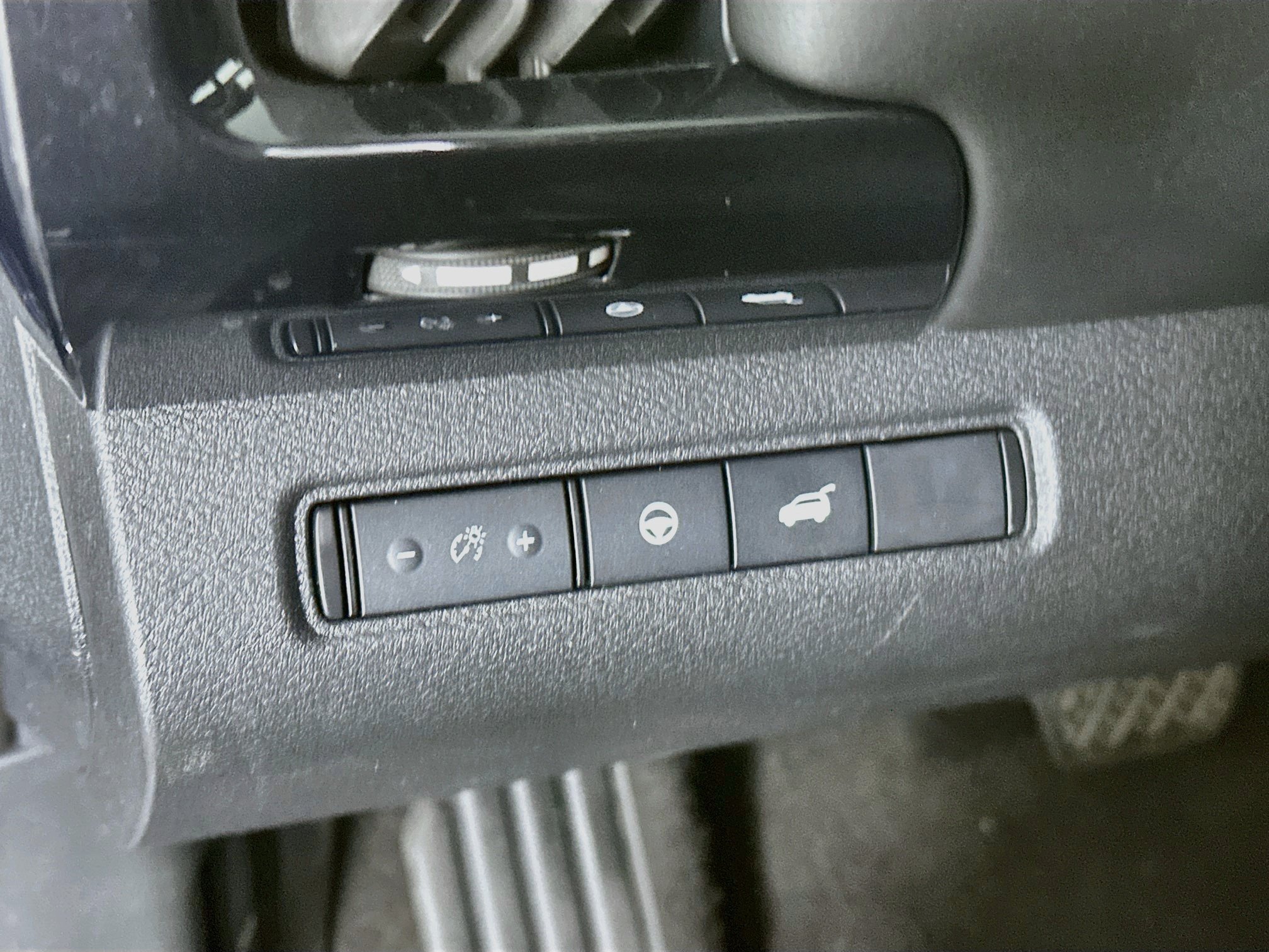 Used 2025 Nissan Pathfinder SV FWD image 17