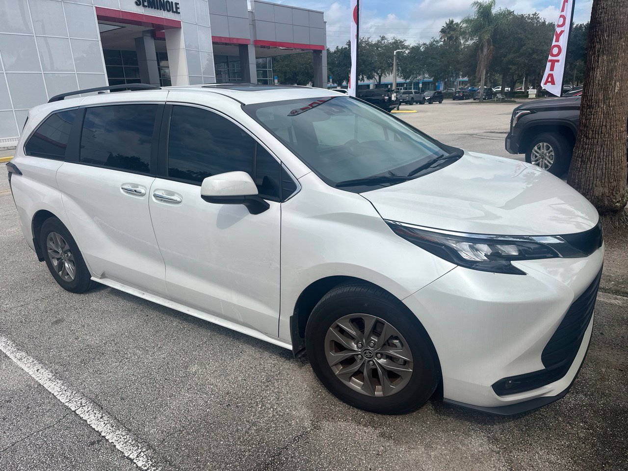 Used 2026 Toyota Sienna XLE FWD image 2