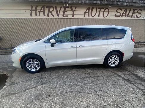 Used 2017 Chrysler Pacifica Touring image 1