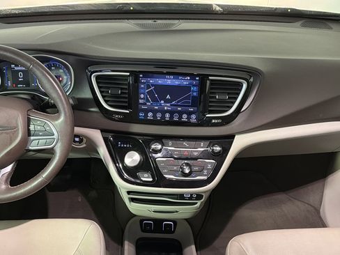 Used 2020 Chrysler Pacifica Touring-L image 30