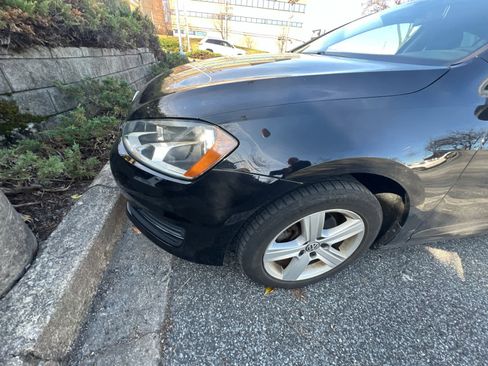 Used 2017 Volkswagen Golf Wolfsburg Edition image 8