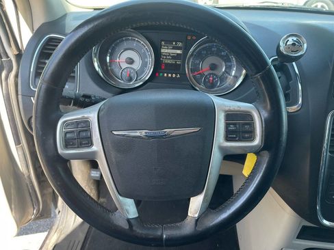 Used 2014 Chrysler Town & Country Touring image 19