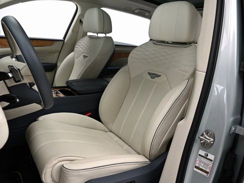 Certified 2025 Bentley Bentayga Extended Wheelbase image 11