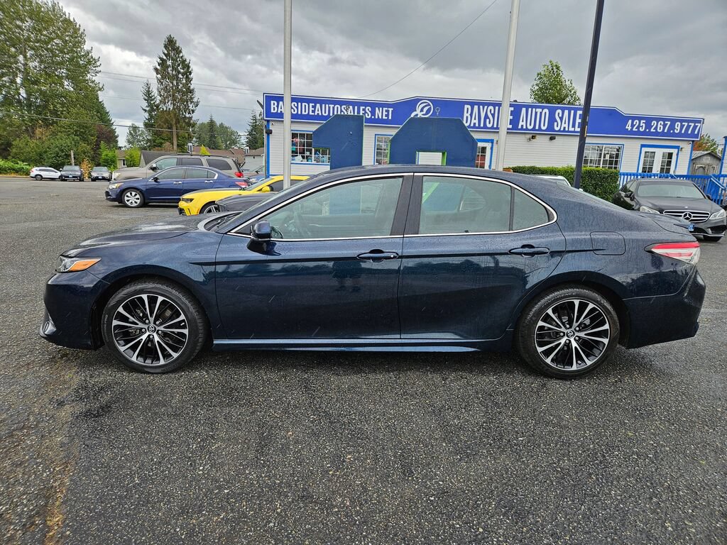 Used 2018 Toyota Camry SE FWD image 2
