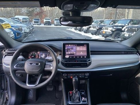 Used 2023 Jeep Compass Limited image 10
