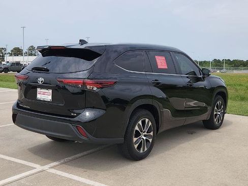 Used 2024 Toyota Highlander XLE FWD image 5