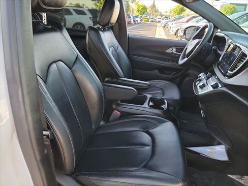 Certified 2025 Chrysler Pacifica Select FWD image 18