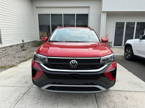 Used 2024 Volkswagen Taos SE w/ Panoramic Sunroof Package AWD/4WD image 3