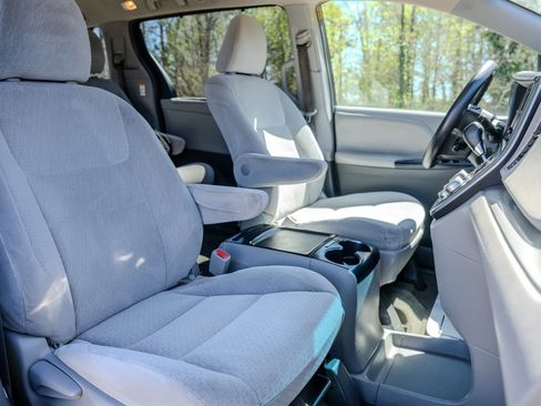 Used 2015 Toyota Sienna LE image 31