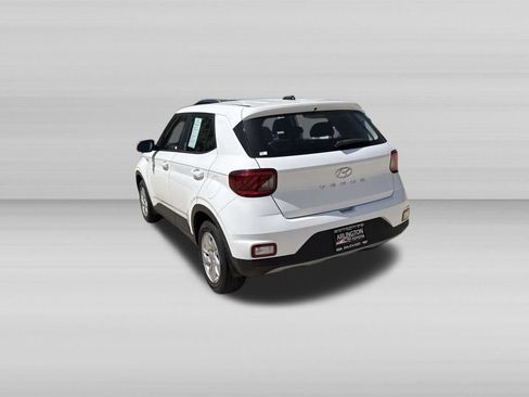 Used 2024 Hyundai Venue SE FWD image 7