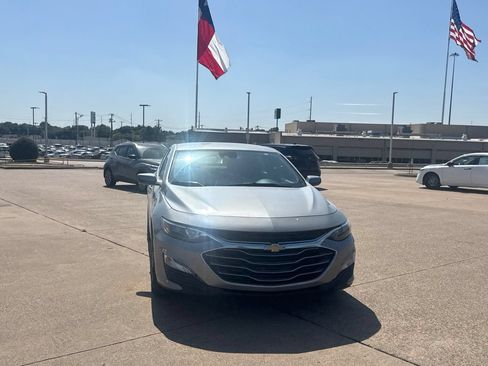 Used 2025 Chevrolet Malibu LT FWD image 4